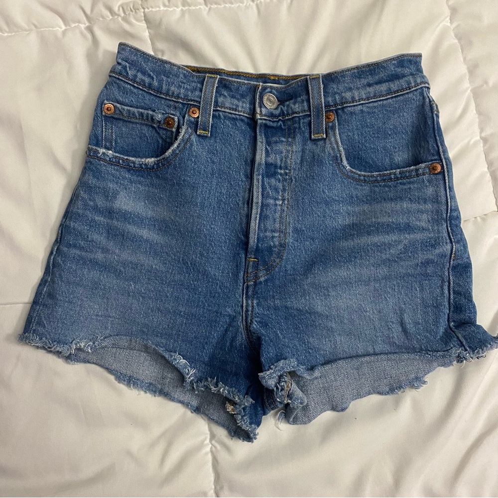 Levis Ribcage Shorts - Picture 2 of 8